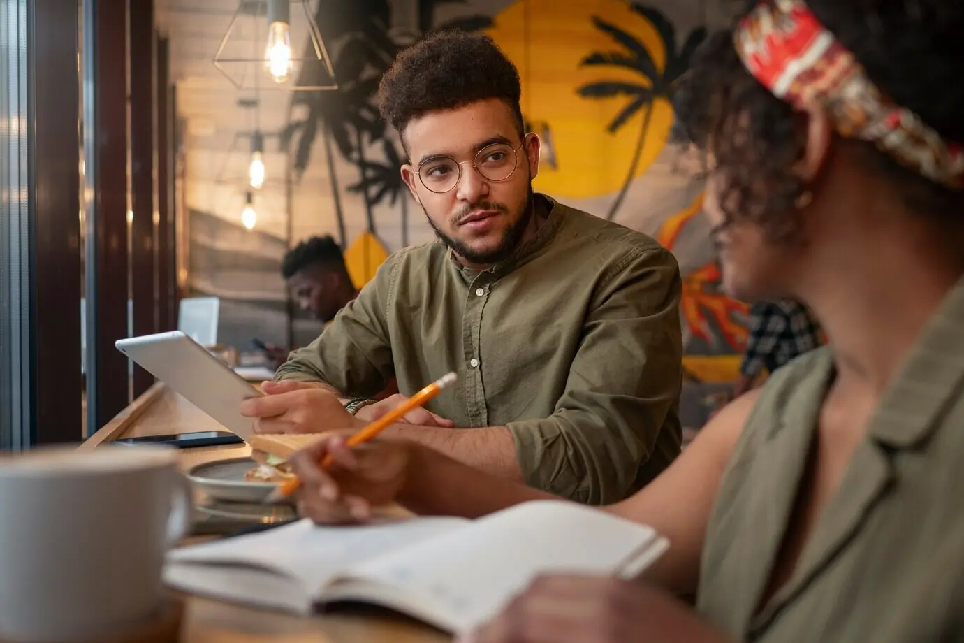 Seitenansicht von lateinamerikanischen Freunden beim Abhängen