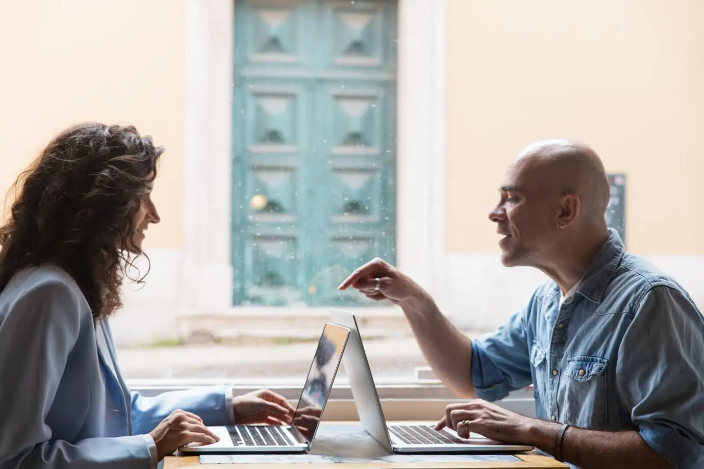Zwei Kollegen arbeiten zusammen an einem Projekt.